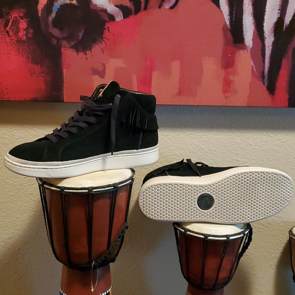 UGGS - Picture 2 of 6